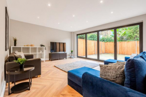 Battersea Spacious Home Perfect for Family and Groups with Free Parking Sleep 8